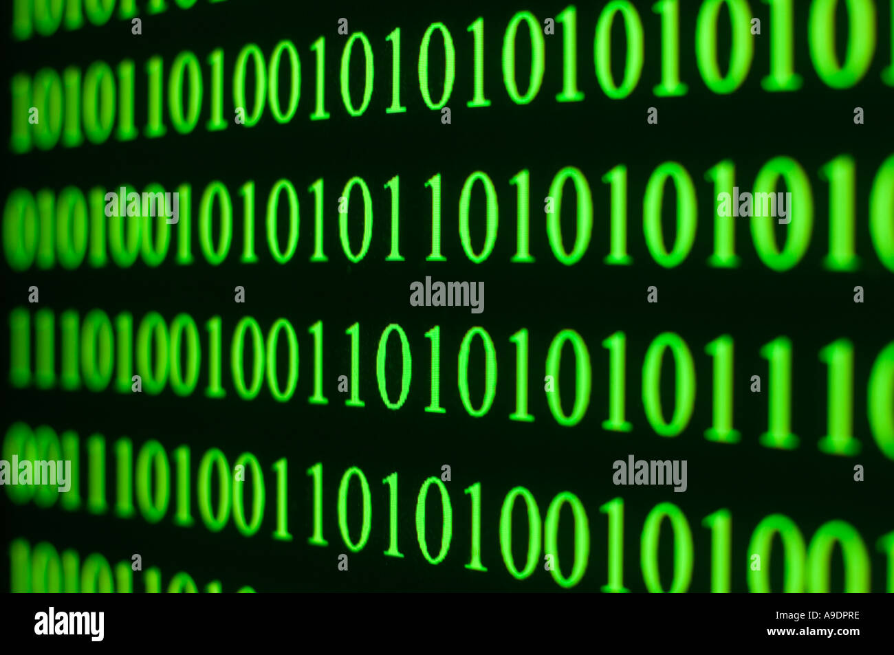 Computer generierte Binärcode auf Monitor angezeigt Stockfoto