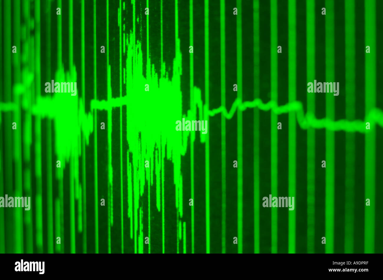 Diagramm, das Audio-Wellen und Algorithmen auf Bildschirm Stockfoto