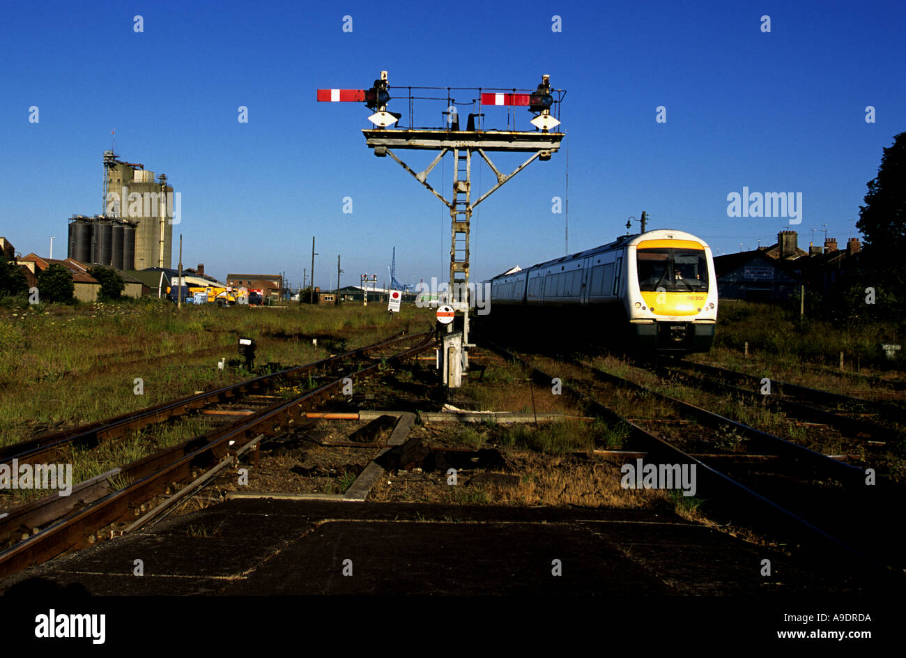 Personenzug in Lowestoft in Suffolk, Großbritannien östlichste Bahnhof ankommen. Stockfoto