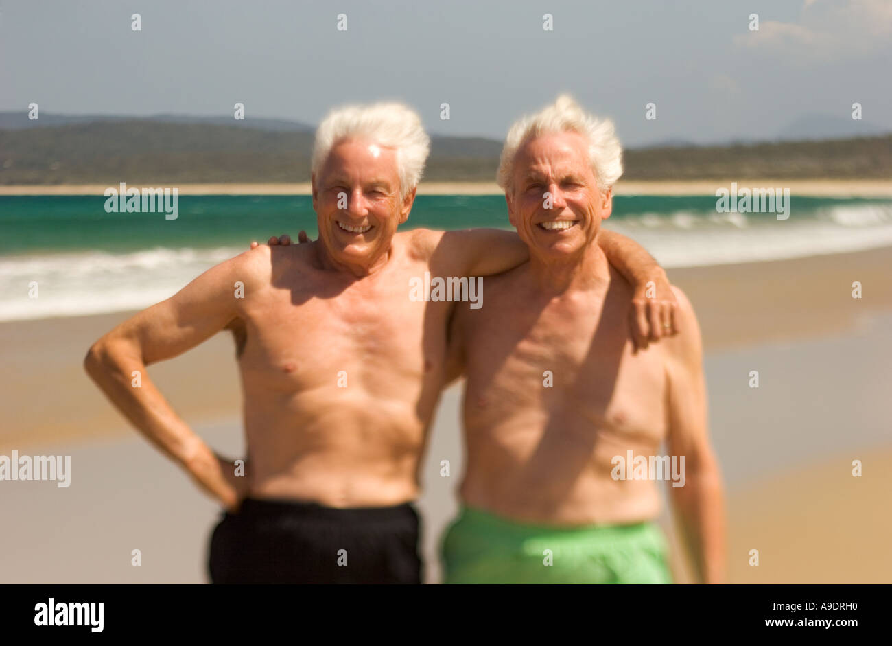 zwei ältere weißen Haaren Brüder gemeinsam eine gute Zeit am Strand oder Meer Stockfoto