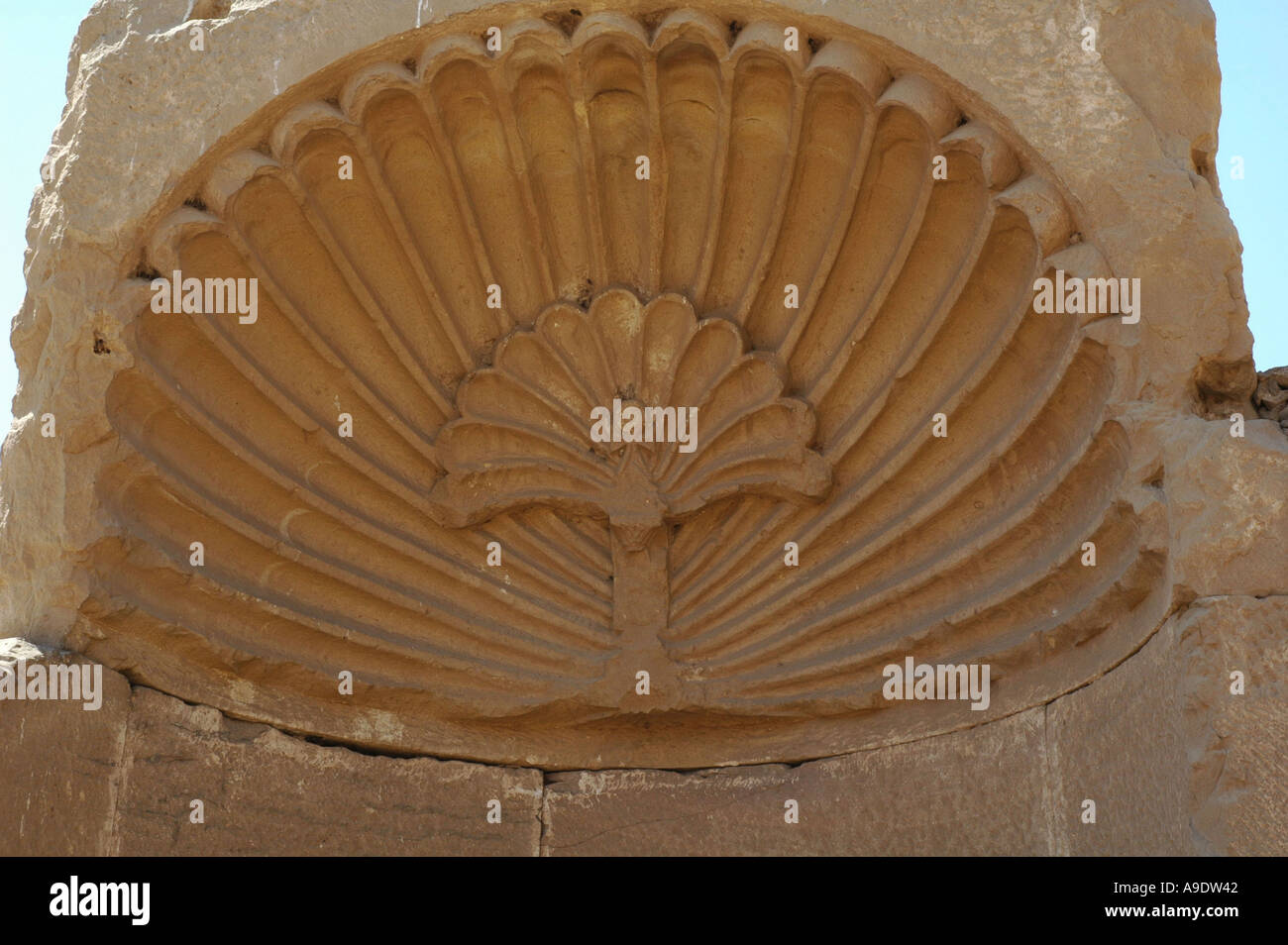 Geschnitzte Torbogen am Eingang zum Geburtshaus außerhalb der Tempel von Denderah Qena Ägypten Stockfoto