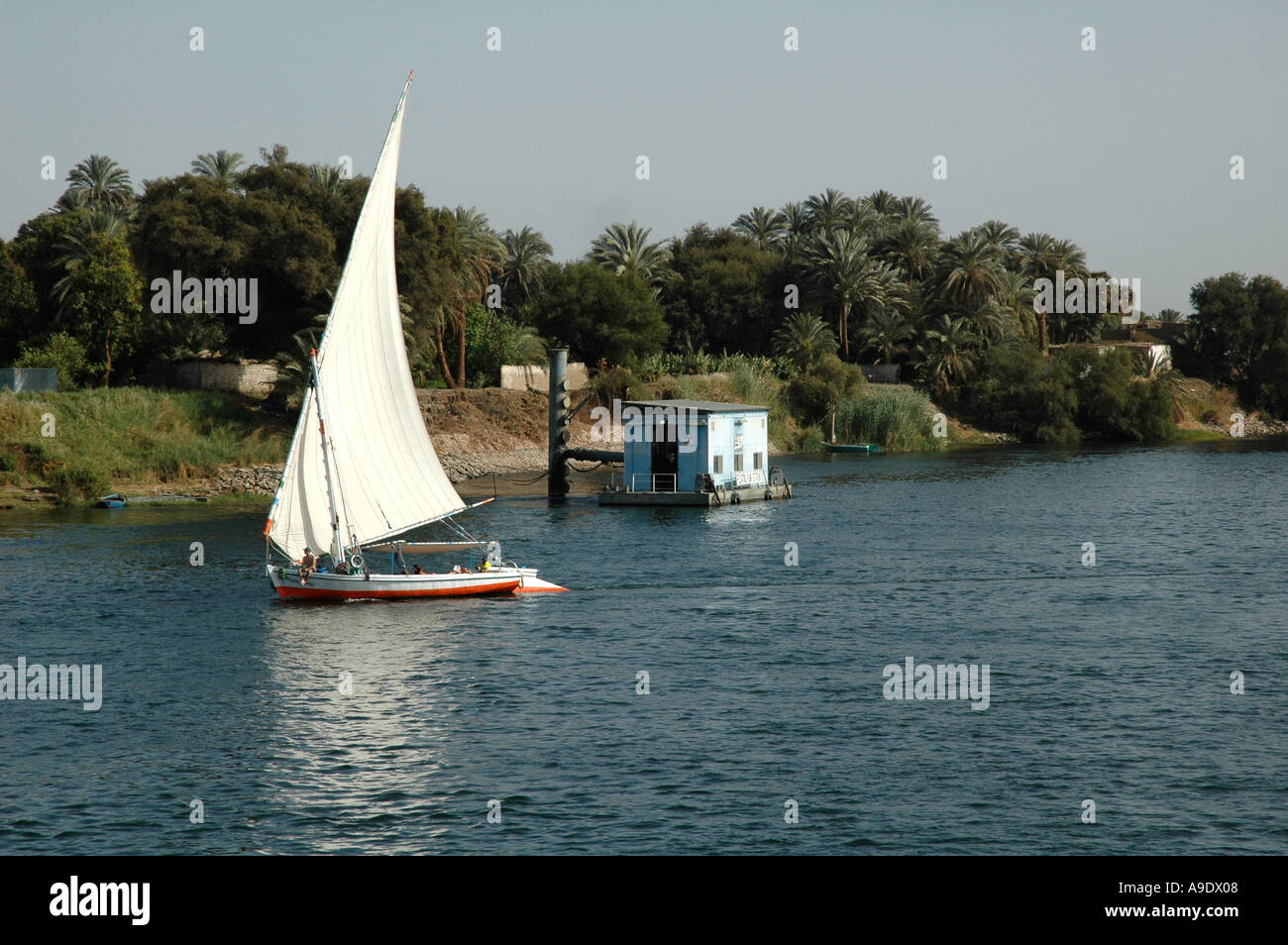 Feluke Segeln vor einem schwimmenden Bewässerung Pumpstation am Nil Ägypten Stockfoto