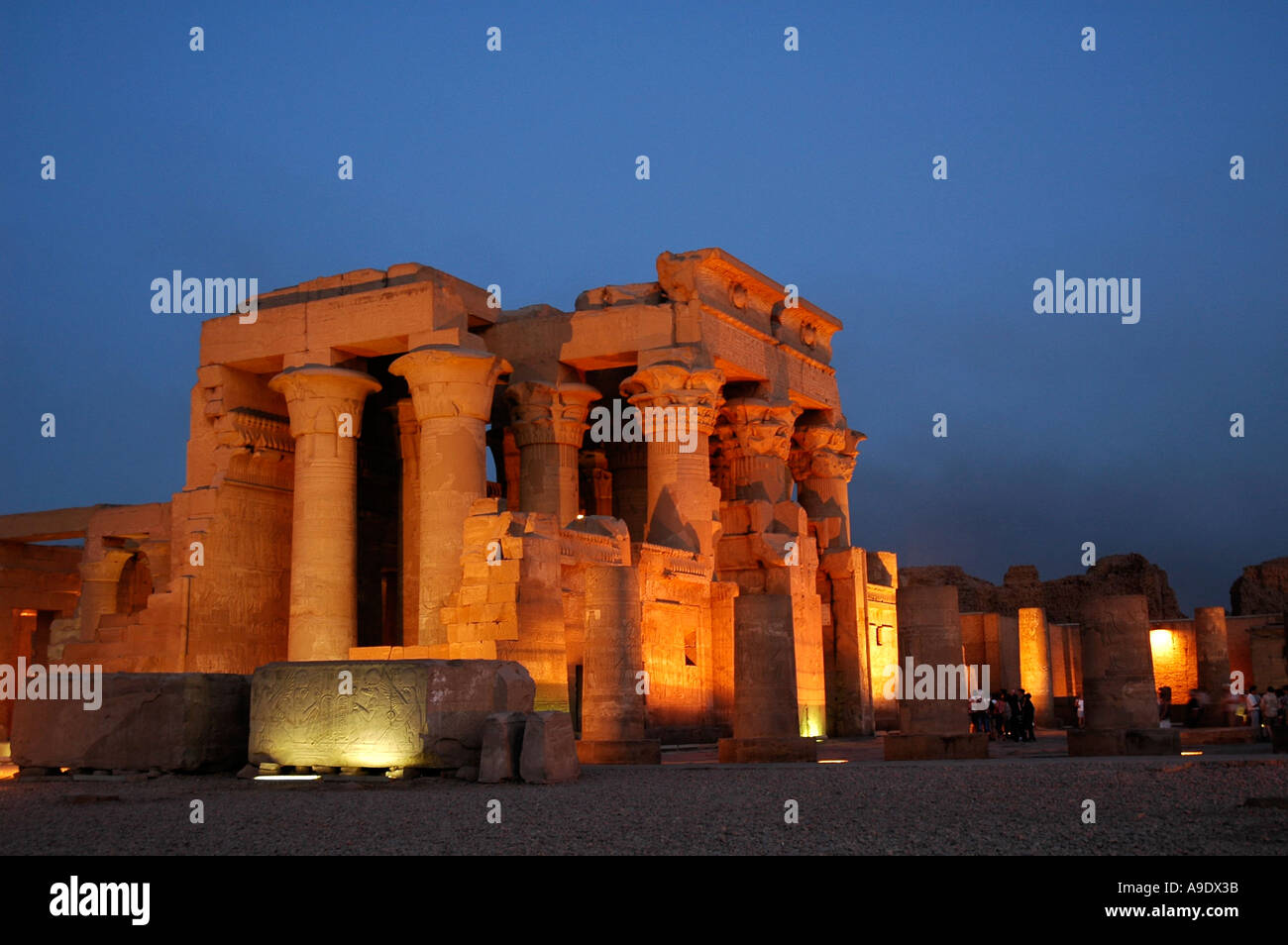 Kom Ombo Tempel an den Ufern des Nils gewidmet dem Krokodilgott Sobek und Horus Falke Gott Flutlicht Ägypten Stockfoto