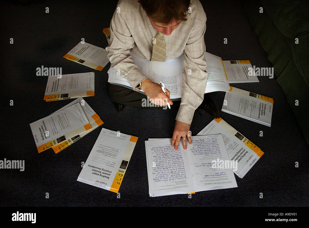 Ein Lehrer, Kennzeichnung Key Stage 3 englischen Zeitungen. Stockfoto