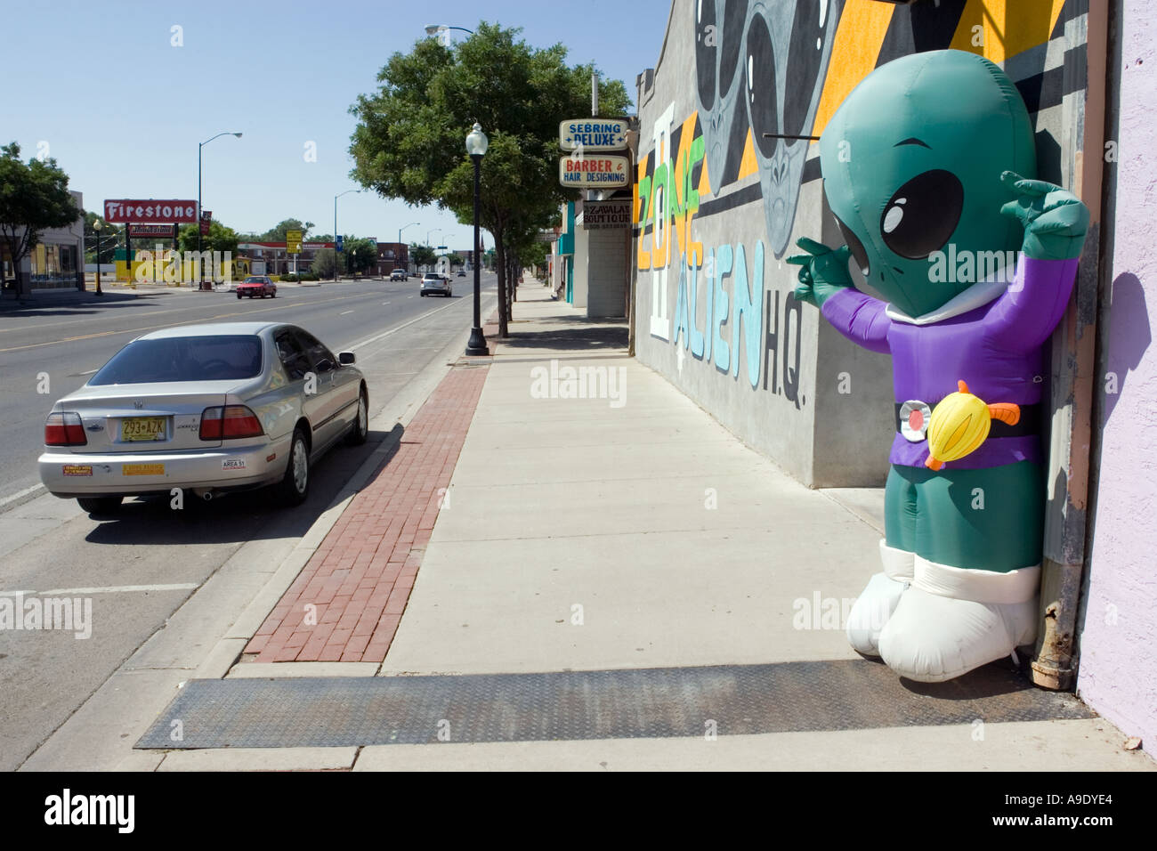 Eine aufblasbare alien Figur begrüßt Besucher in ein Geschäft in Roswell, New Mexico Stockfoto