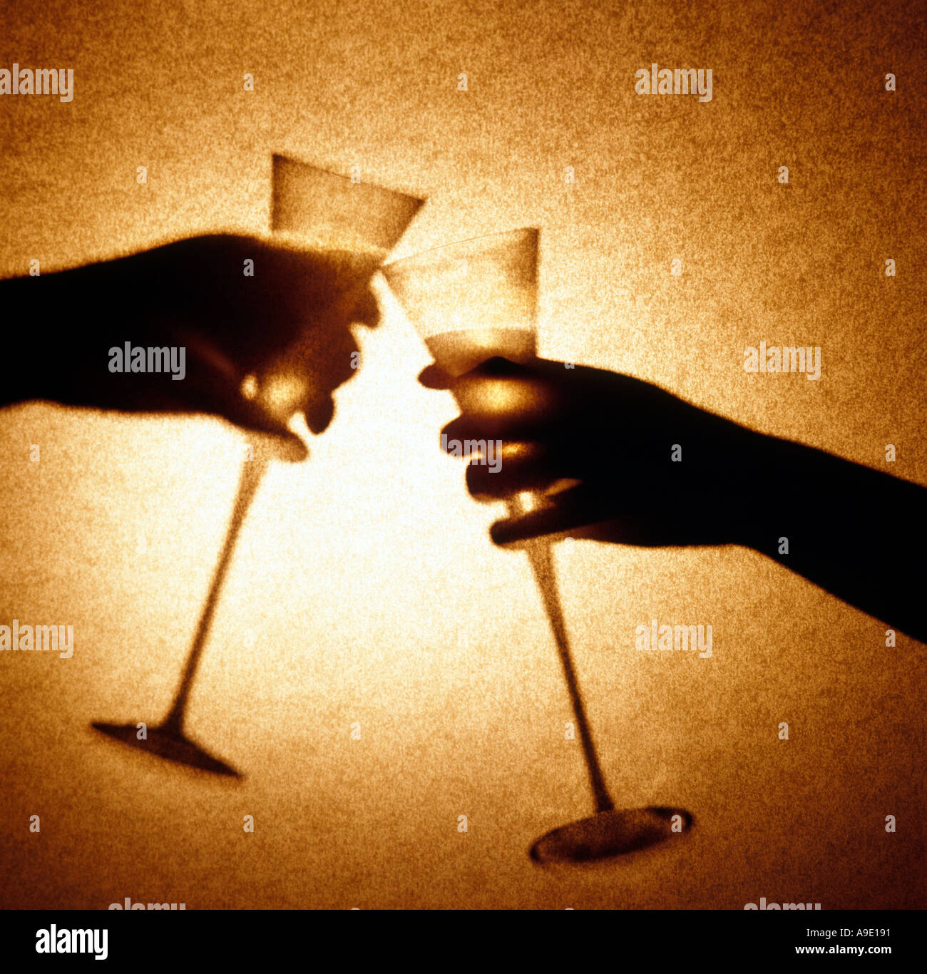 Hand mit Gläser Champagner Flöten Jubel Stockfoto