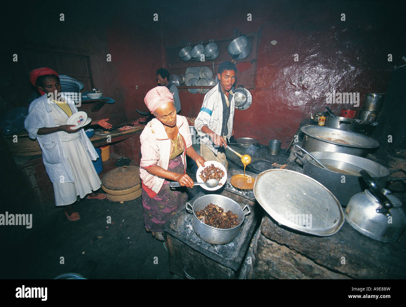 Frau Koch traditionelle Shiru Wat Bohnen und Injera Brot Mekele Äthiopien Stockfoto