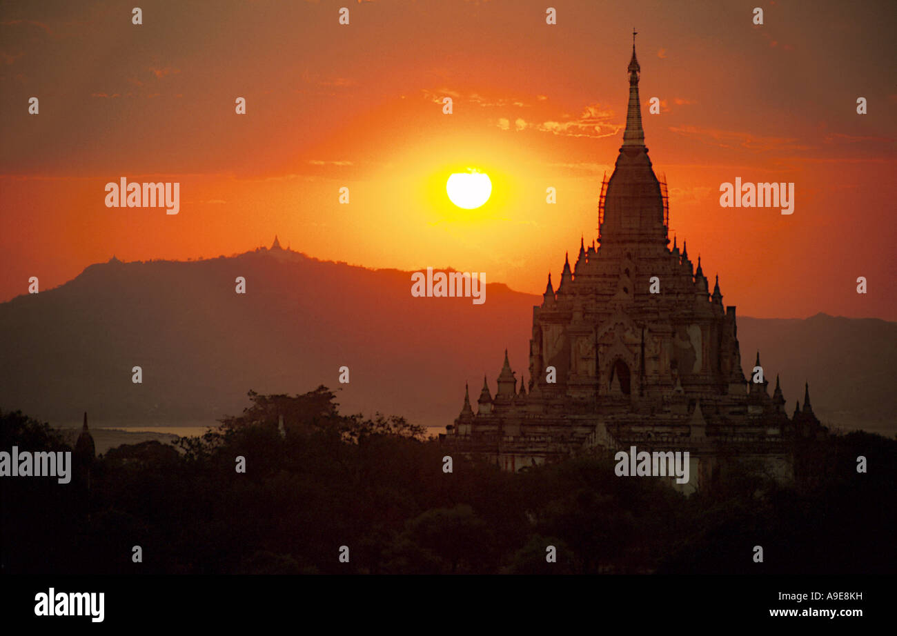 Sonnenuntergang hinter begann Tempel in Birma Stockfoto