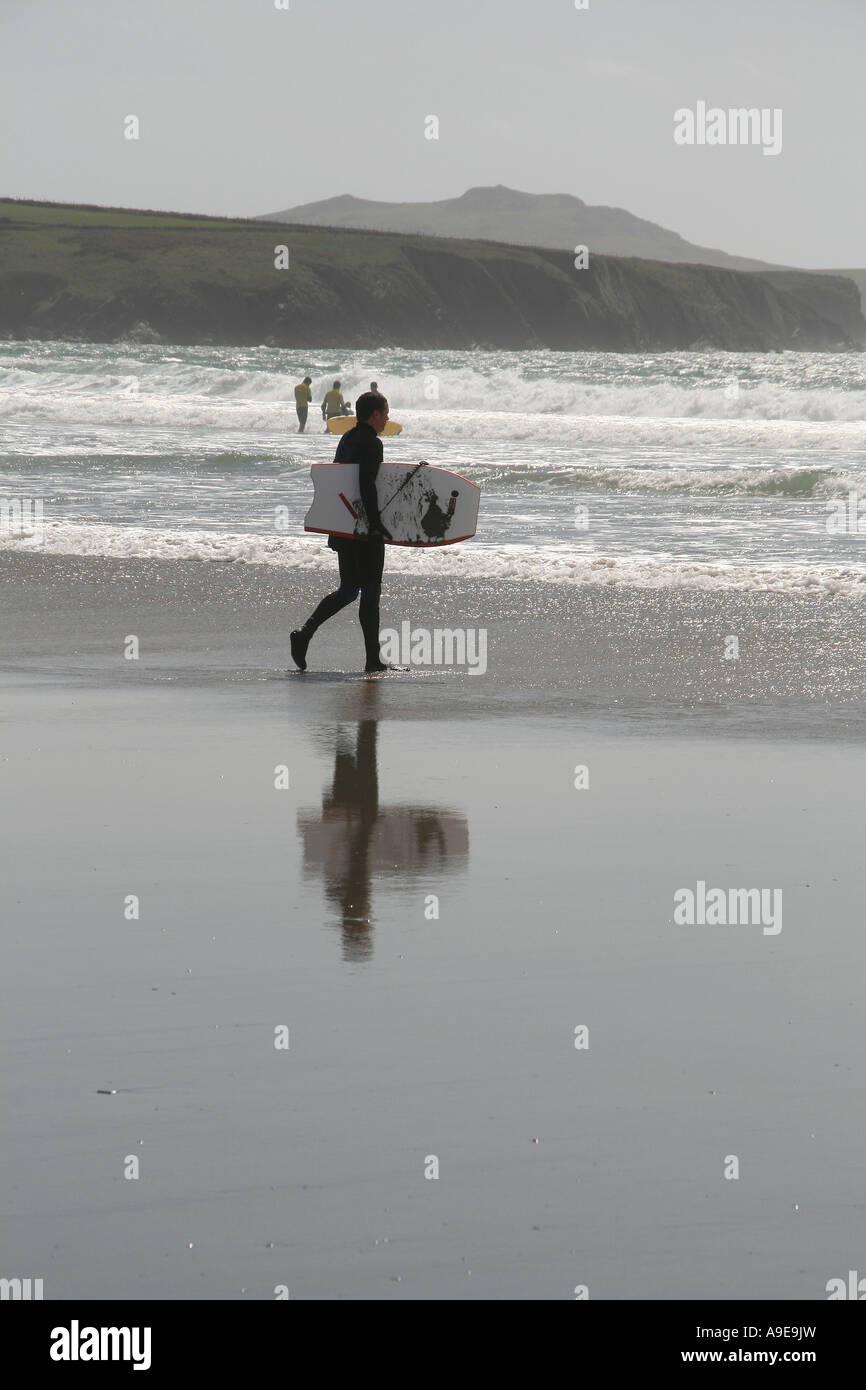 Surfer spiegelt sich in Sand Whitesands Bay, Pembrokeshire, Wales Stockfoto