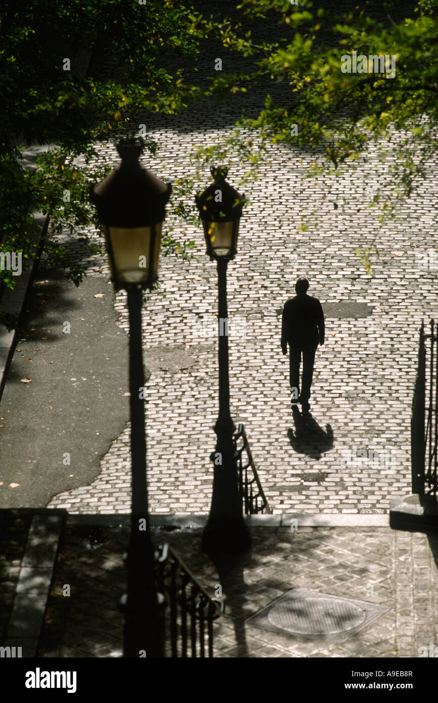 Paris Frankreich A einsame Gestalt den gepflasterten Straßen von Montmartre Stockfoto
