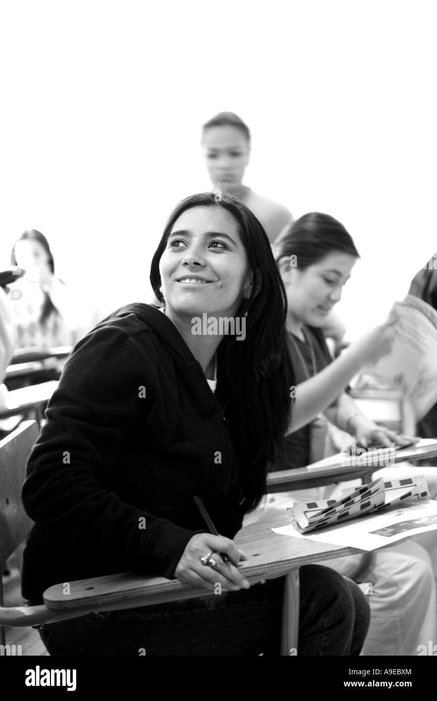 junge Studentin in einem Klassenzimmer, Tunja, Boyacá, Kolumbien, Südamerika Stockfoto