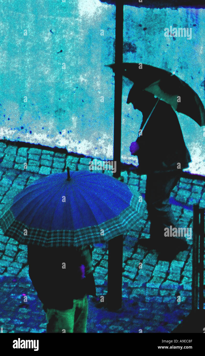 Männer im Regen mit Sonnenschirmen Stockfoto