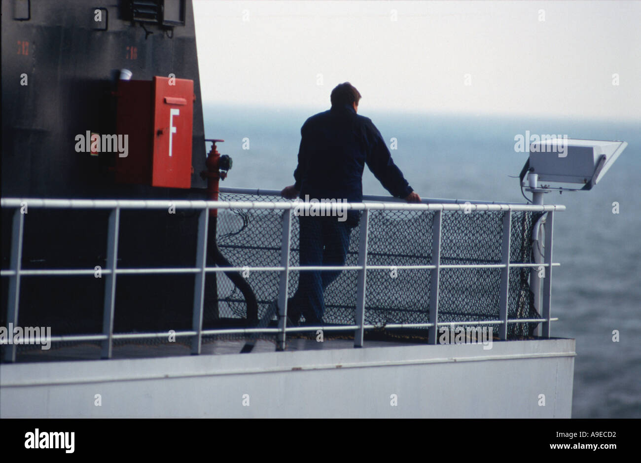 Einsamer Segler blickt auf das Meer vom Deck der Fähre Ärmelkanal Stockfoto