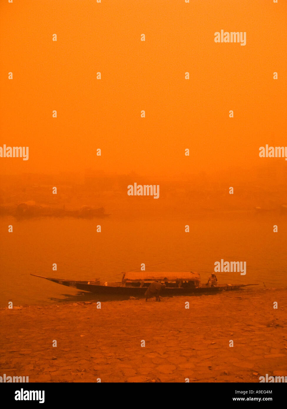 Ein Sandsturm während der Regenzeit im Hafen von Mopti, Mali Stockfoto