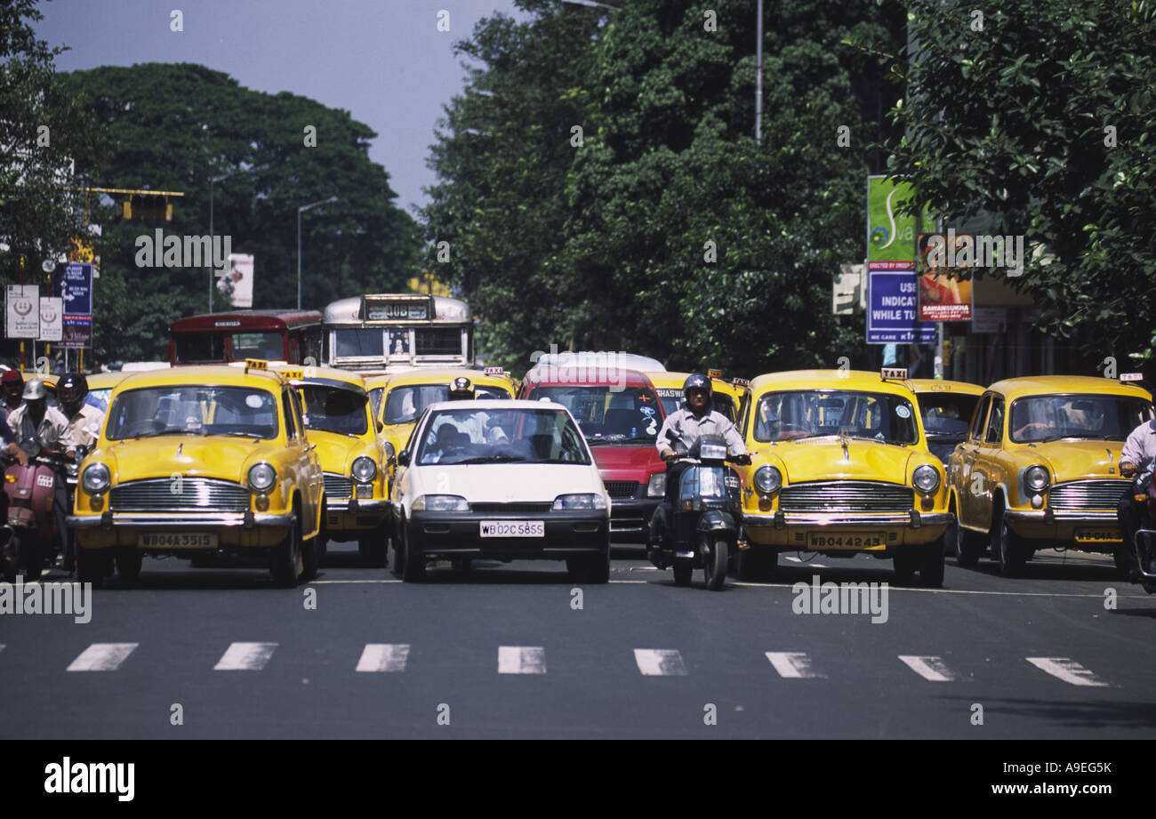 Fahrzeuge warten an der Ampel an einer belebten Kreuzung in Kolkata (Kalkutta), Westbengalen, Indien Stockfoto