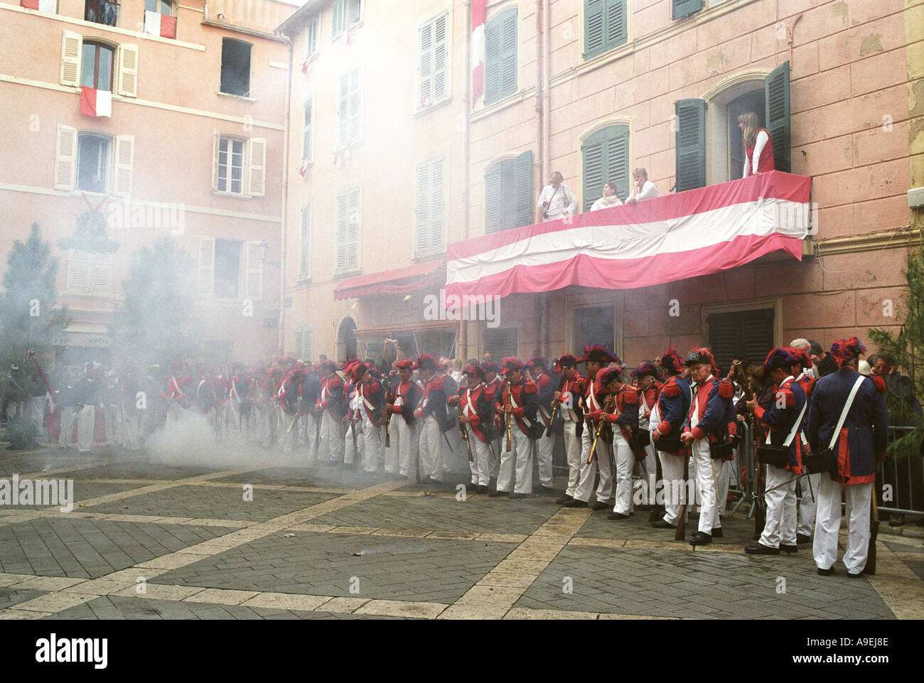 St. Tropez, Südfrankreich. Les Bravades jährliches fest des Schutzpatrons der Stadt Saint Tropez Bravaades Feuer auf dem Boden. 2005 2000er Jahre Stockfoto