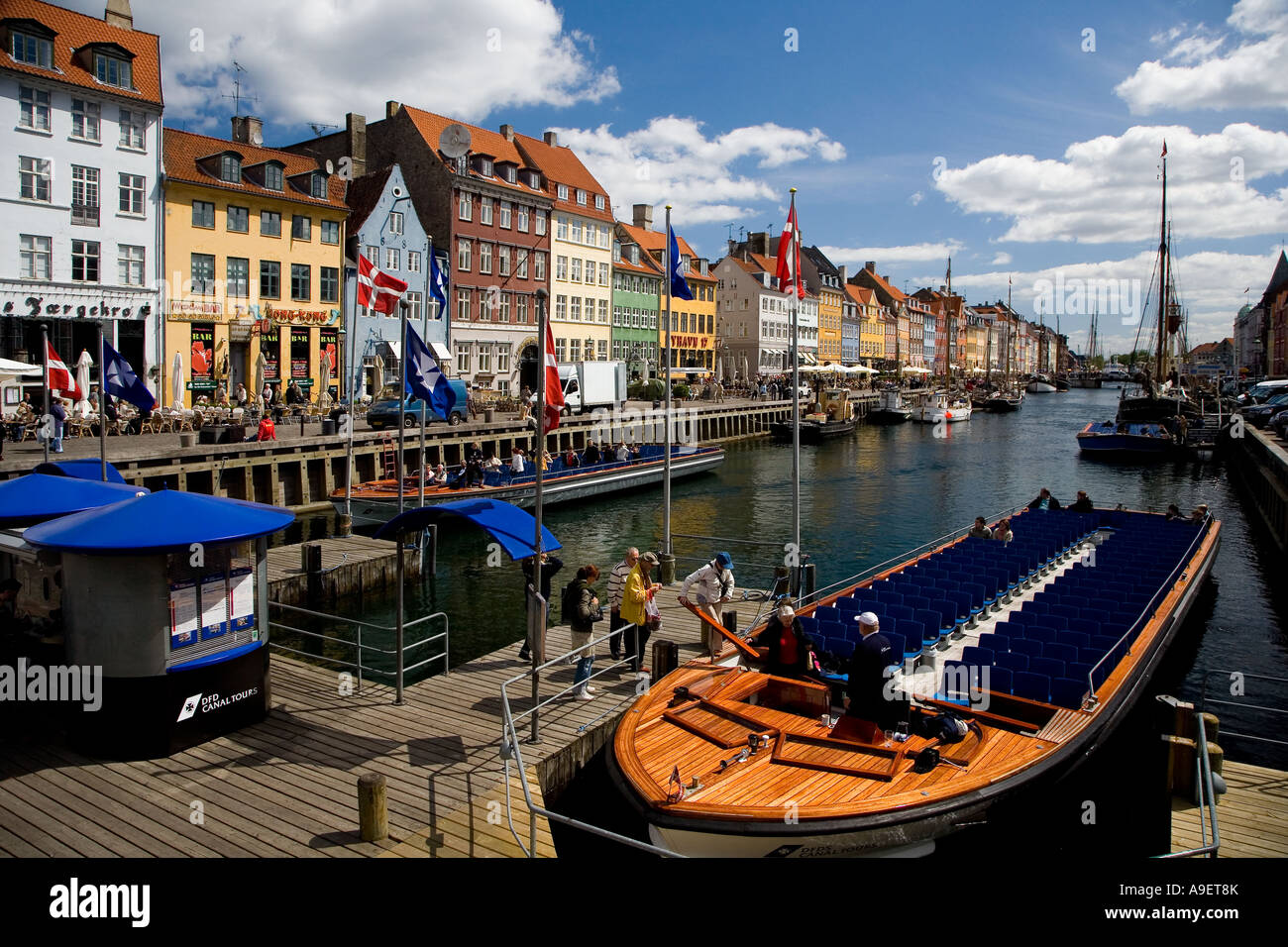 Ausflugsboot in Nyhavn Kanal Kopenhagen Stockfoto