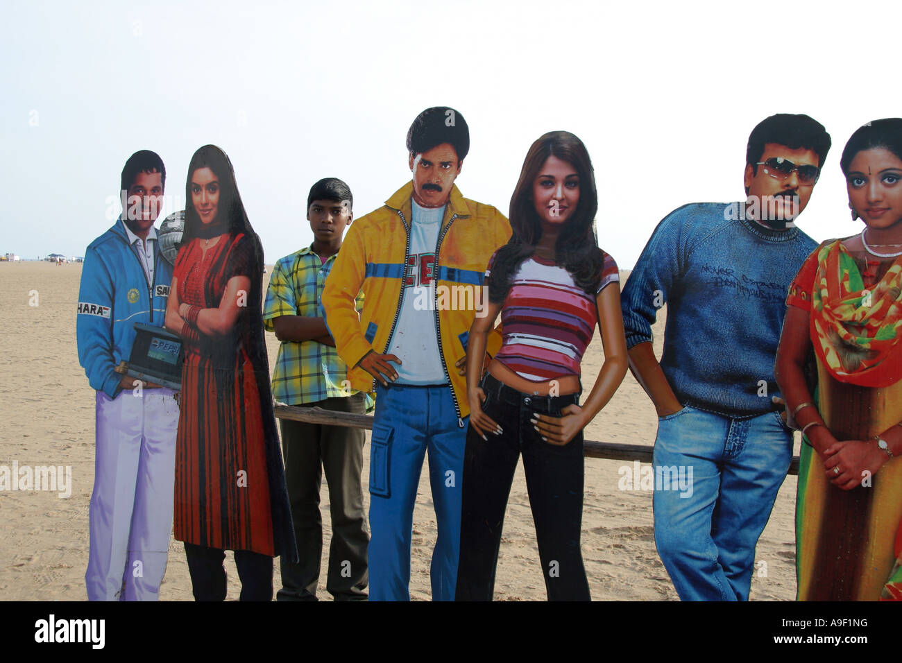 Besucher haben Fotografieren mit indischen Berühmtheiten Ausschnitt am Strand von Chennai (Madras), Tamil Nadu, Indien Stockfoto