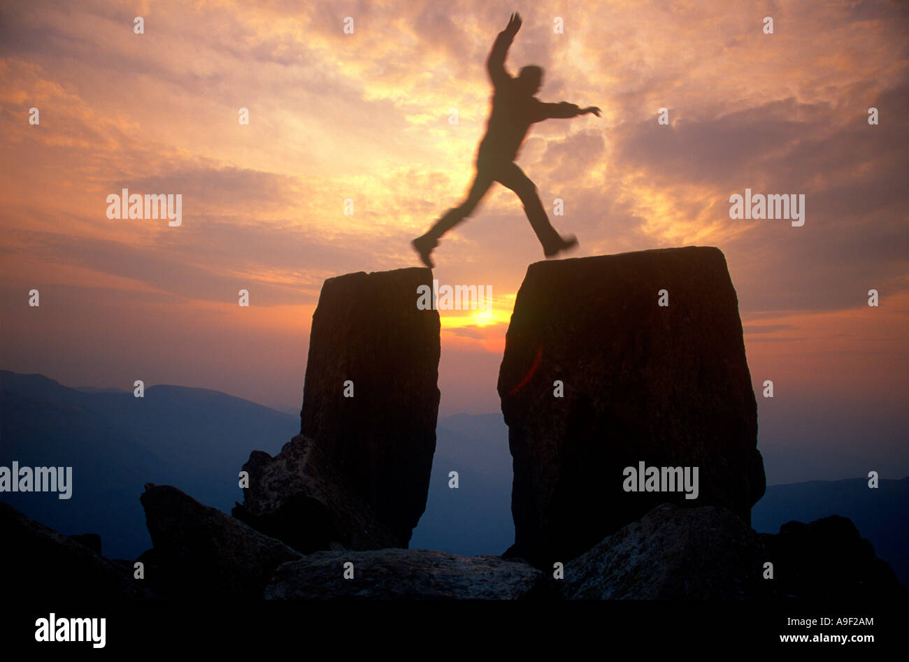 Walker auf Adam und Eva Steinen bei Sonnenaufgang Tryfan Stockfoto