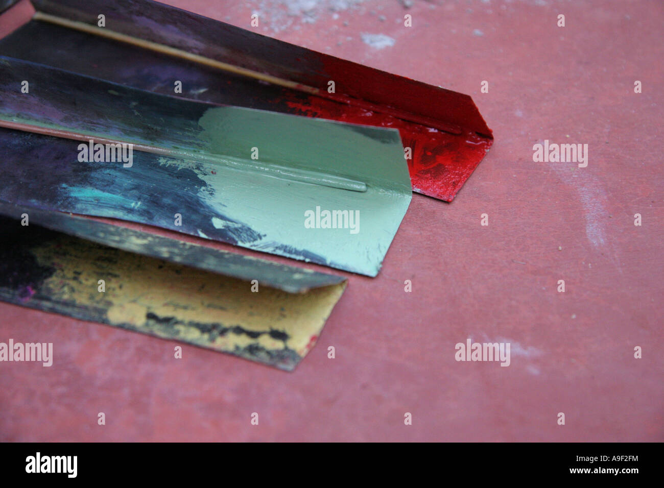 Des Künstlers eine Kathakali farbig anschaulich Bemalung in Varkala, Kerala, Südindien verwendet wird Stockfoto