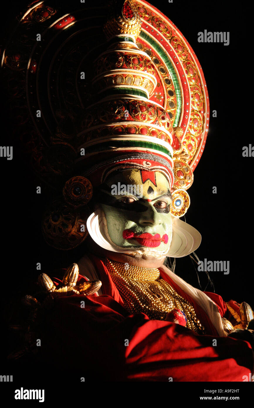 Kathakali Künstler (Mattbaier) in voller Tracht während einer Show in Varkala, Kerala, Südindien Stockfoto