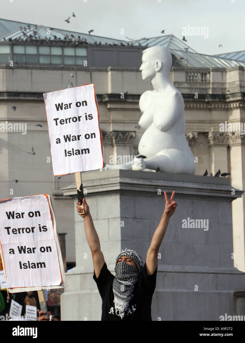 Ein Demonstrant zeigt am Trafalgar Square in Reaktion auf die Veröffentlichung von Karikaturen des Propheten Mohammed, Februar 2006 Stockfoto