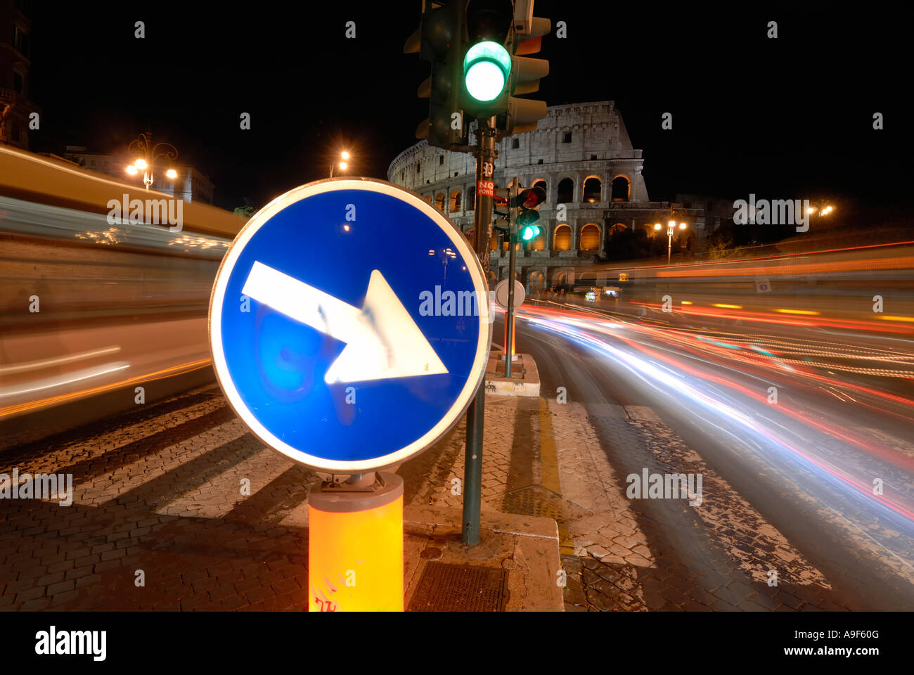 Rom Italien Verkehr rauscht vorbei an das Kolosseum auf via dei Fori Imperiali Stockfoto