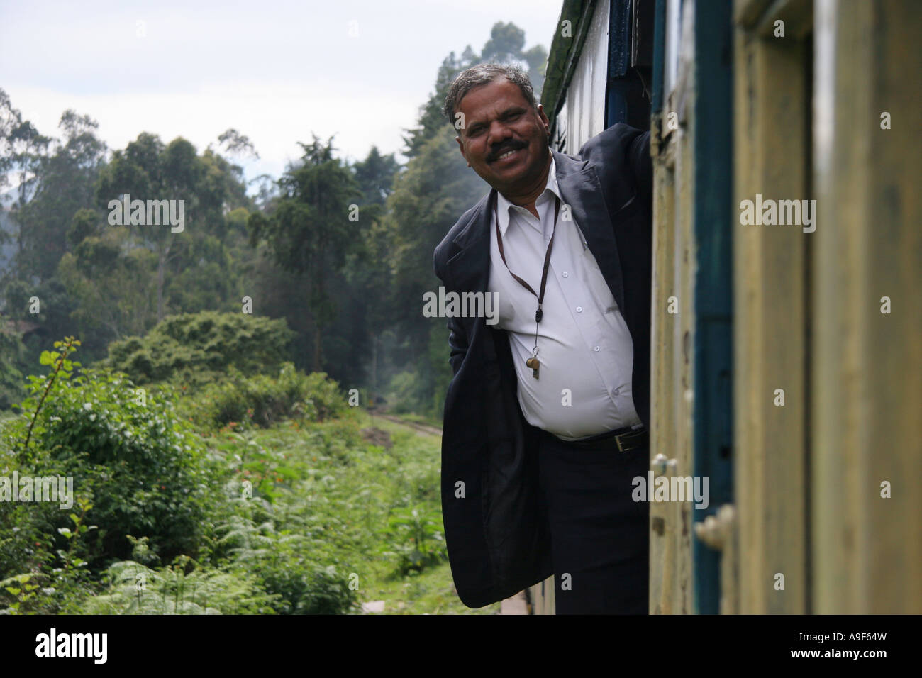 Zugführer auf dem britischen Raj gebaut, Nilgiri Mountain Railway, die einzige Zahnradbahn in Coonoor, Indien, Tamil Nadu, Indien Stockfoto