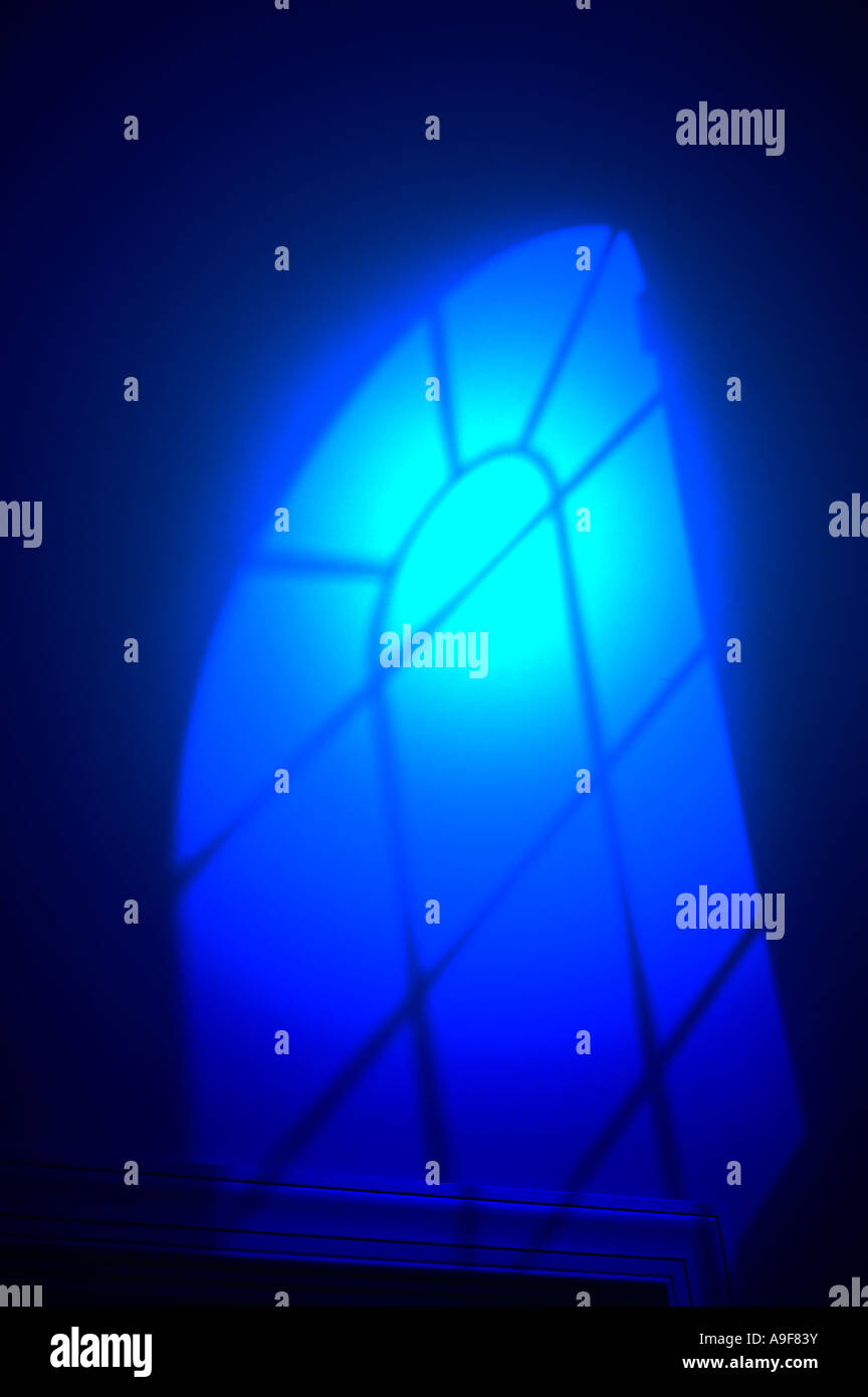 blau-grüne Fenster Spektrum Rätsel Rätsel Geheimnis Fantasy Intrigen Stockfoto