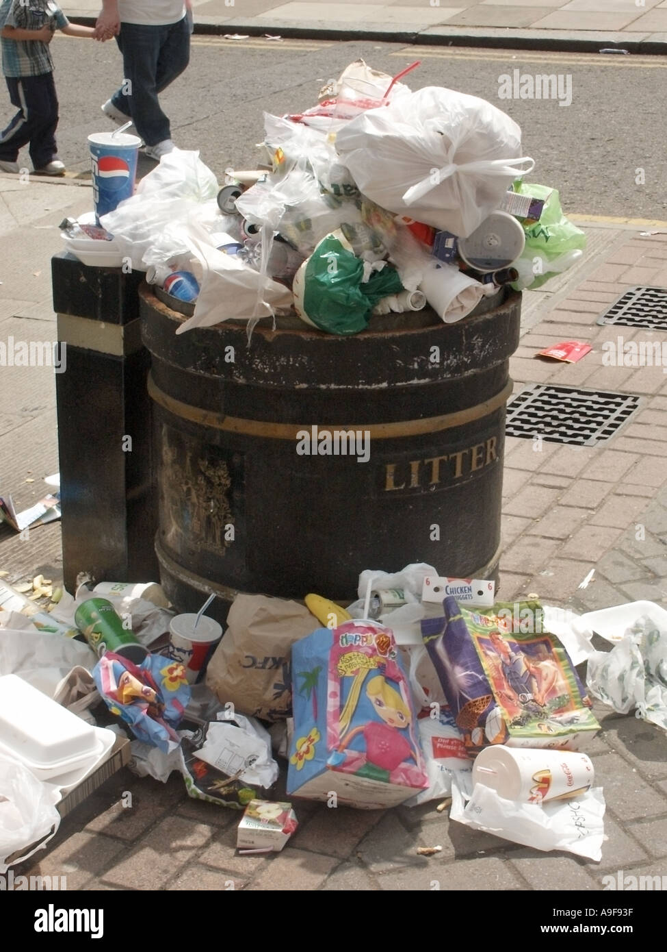 Essex überquellenden Abfallbehälter mit Müll auf Bürgersteig Stockfoto
