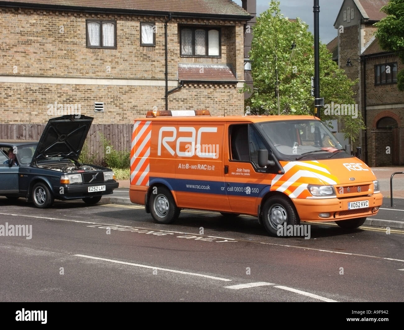 RAC Royal Automobile Club Pannenwagen parkte vor einem Pannenwagen mit hochgezogener Motorhaube Essex England UK Stockfoto