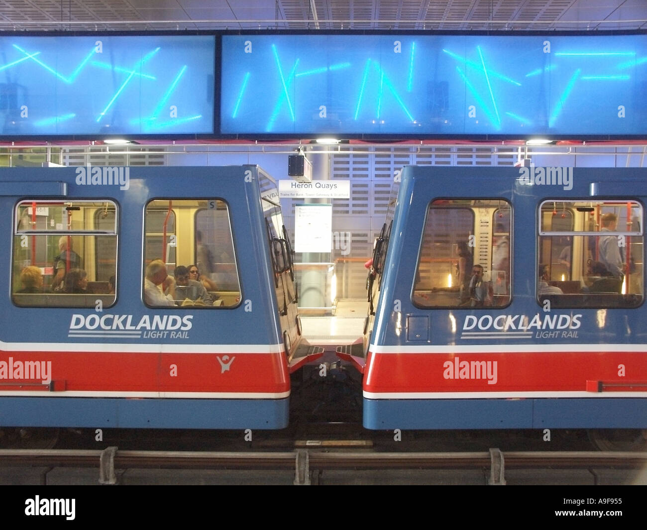 Heron Quays Bahnsteig und Züge auf dem Overhead-Projektor Docklands light railway Stockfoto