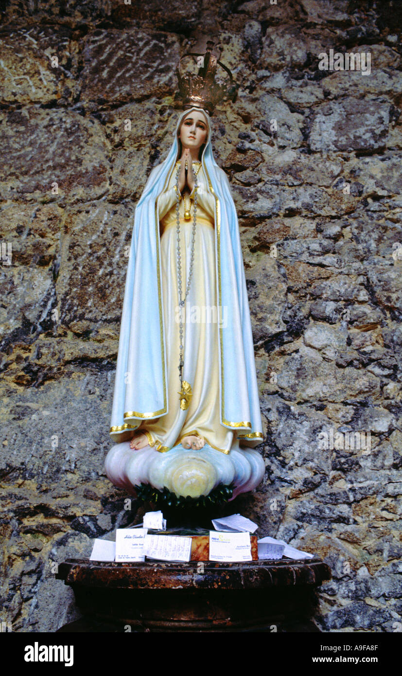 die Jungfrau Maria mit kleinen Noten mit gebeten, die Links von Besuchern Portugal Stockfoto