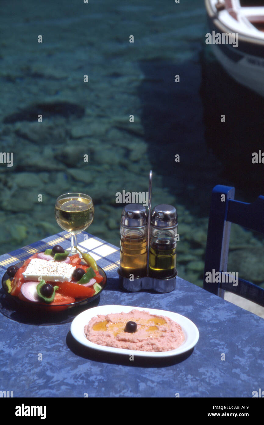 Loutro Süd Kreta A Tabelle mit einem griechischen Salatteller mit ...