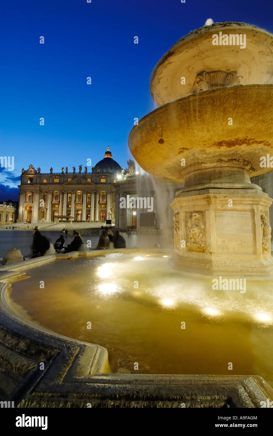 Rom Italien St Peters Basilica Brunnen beleuchtet bei Nacht Piazza San Pietro Vatikanstadt Stockfoto