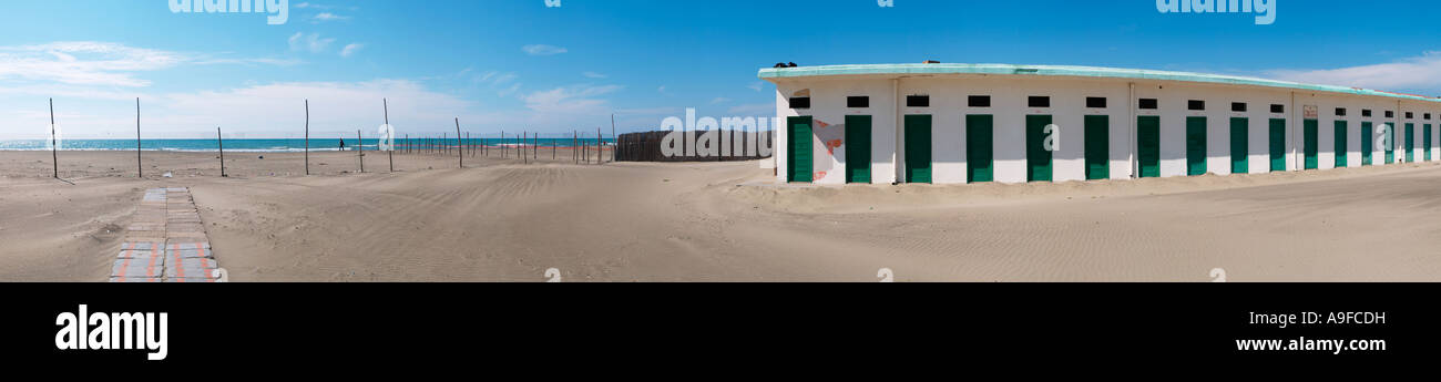 Reihe von Strand-Chalet ändern Zimmertüren Stockfoto