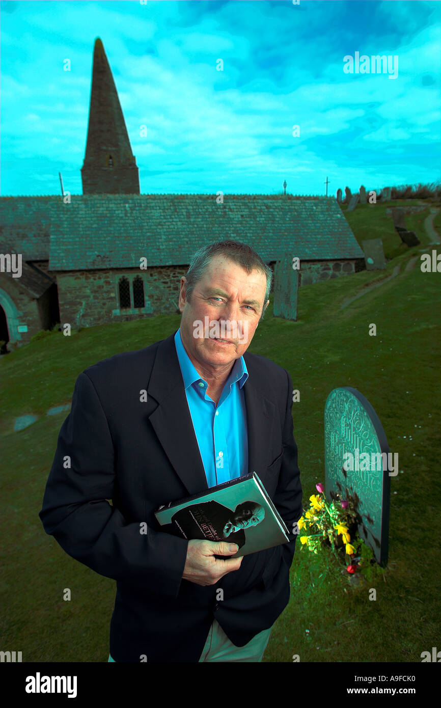 Schauspieler John Nettles am Grab von John Betjeman in der St Enodoc Kirche in der Nähe von Rock in Cornwall Stockfoto