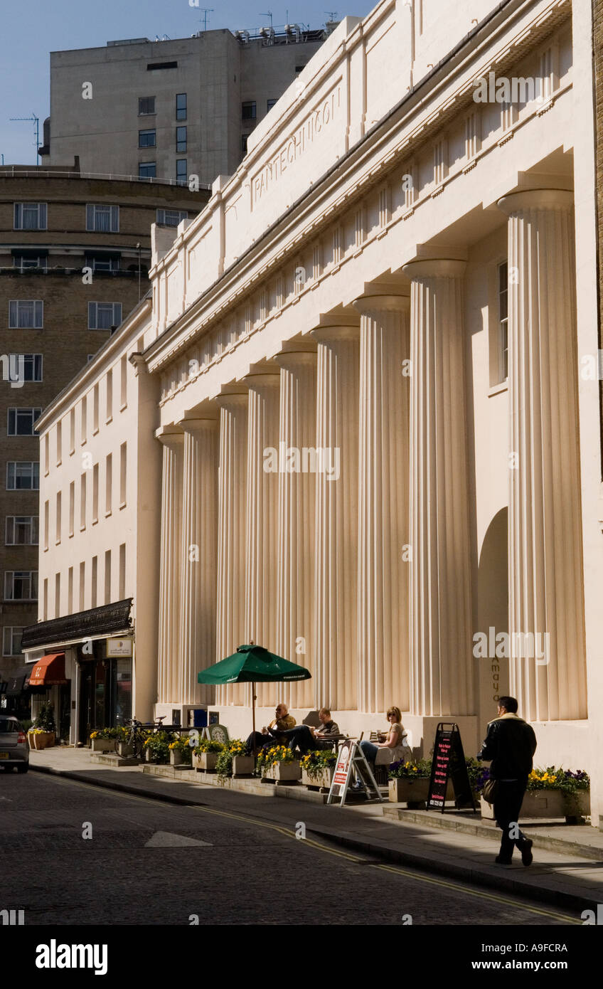 Gebäude pantechnicon Motcomb Street, Knightsbridge, jetzt ein Starbucks Coffee Shop Cafe. London. HOMER SYKES Stockfoto