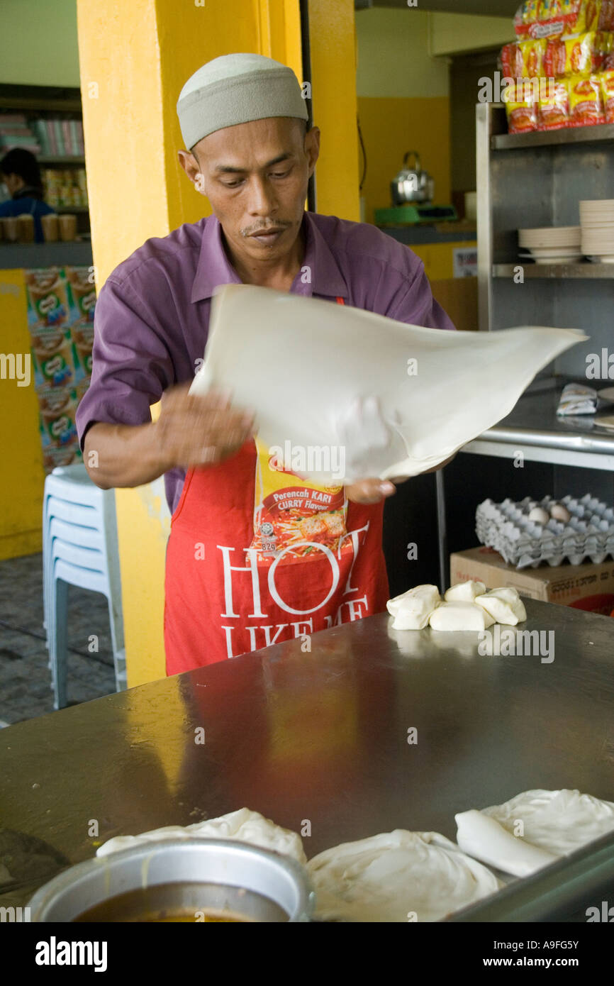 Mann, Roti Canai Cannai Chennai in Kuantan, Malaysia Stockfoto