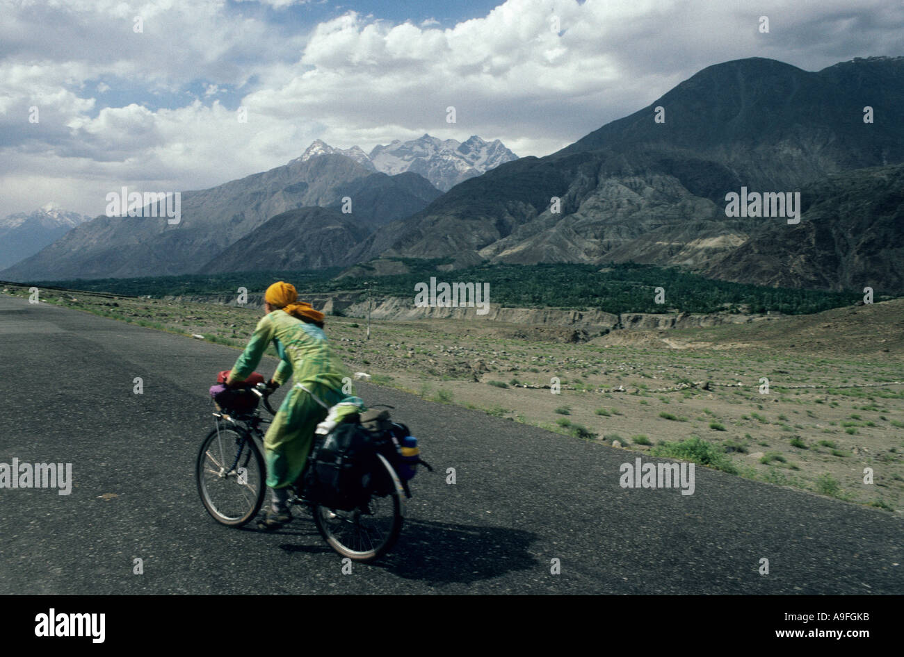 Westliche weibliche Touren Radfahrer in voller Traditiional Pakistan Kleidung fordert Shalwar Kameez Karakorum Highway Indus Kohistan Stockfoto