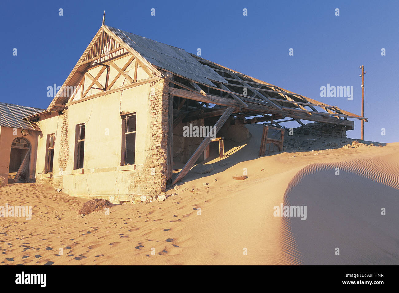 Verlassene und zerstörte Haus an den Geist Bergbau Stadt Kolmanskop Namibia Südwest-Afrika Stockfoto