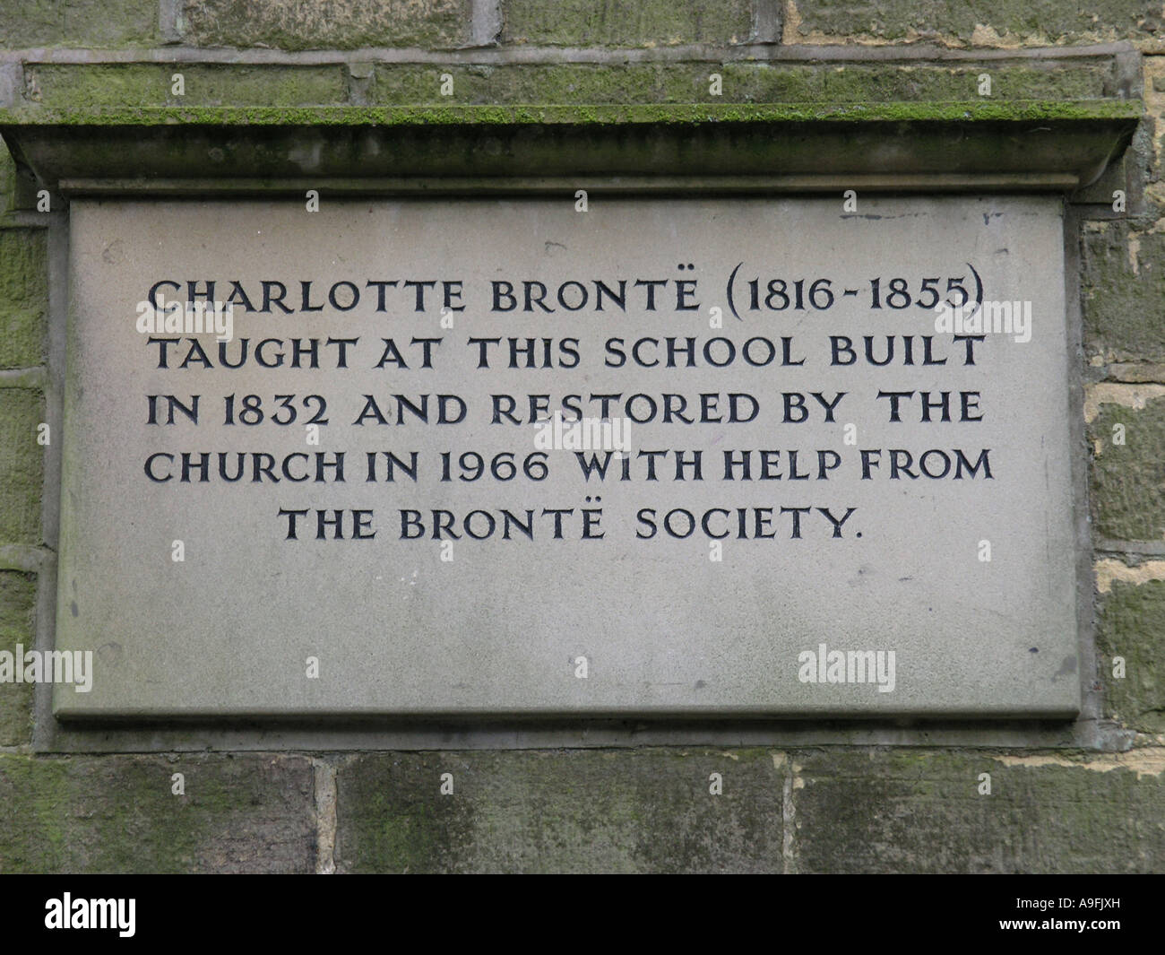 Charlotte Bronte unterrichtete Haworth Schule Schild an Wand Yorkshire England uk gb Stockfoto