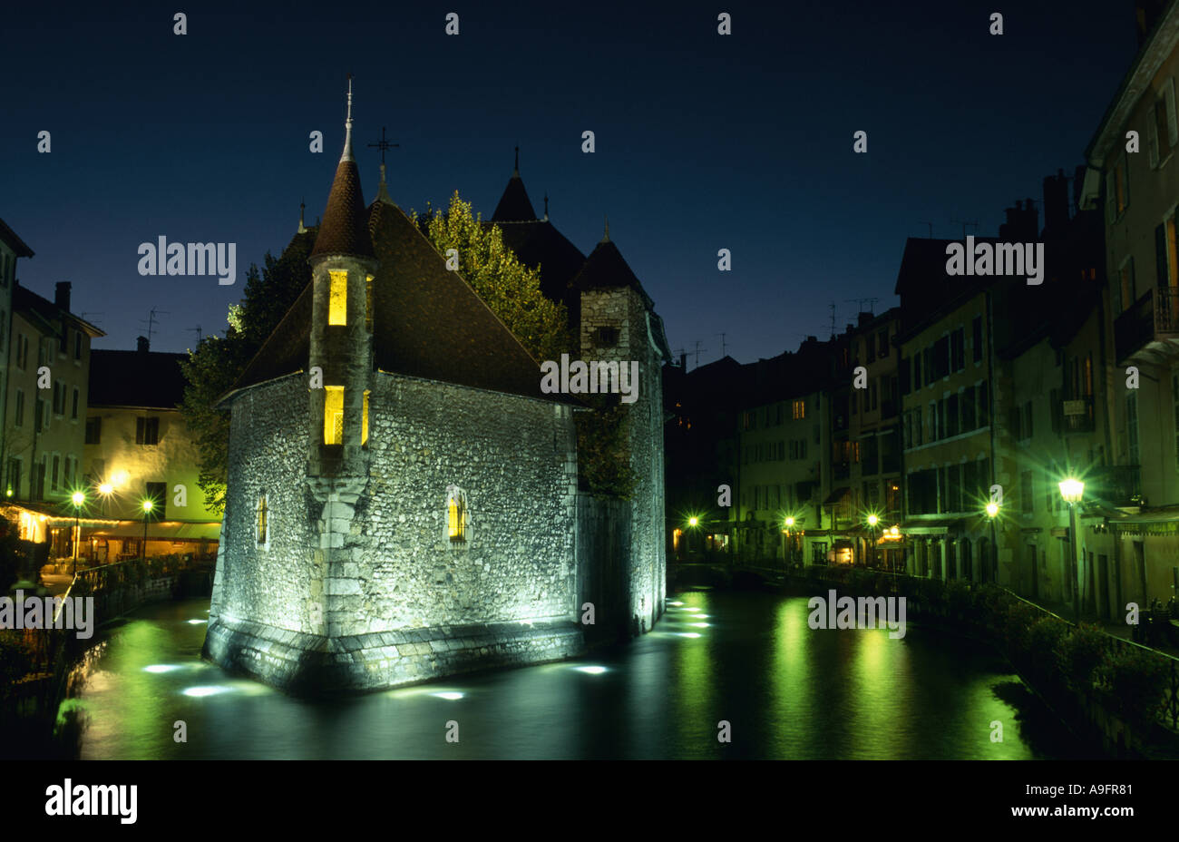 malerische Altstadt von Annecy, Nachtbeleuchtung Palais d' Isle, Frankreich, Rhne-Alpes, Annecey. Stockfoto