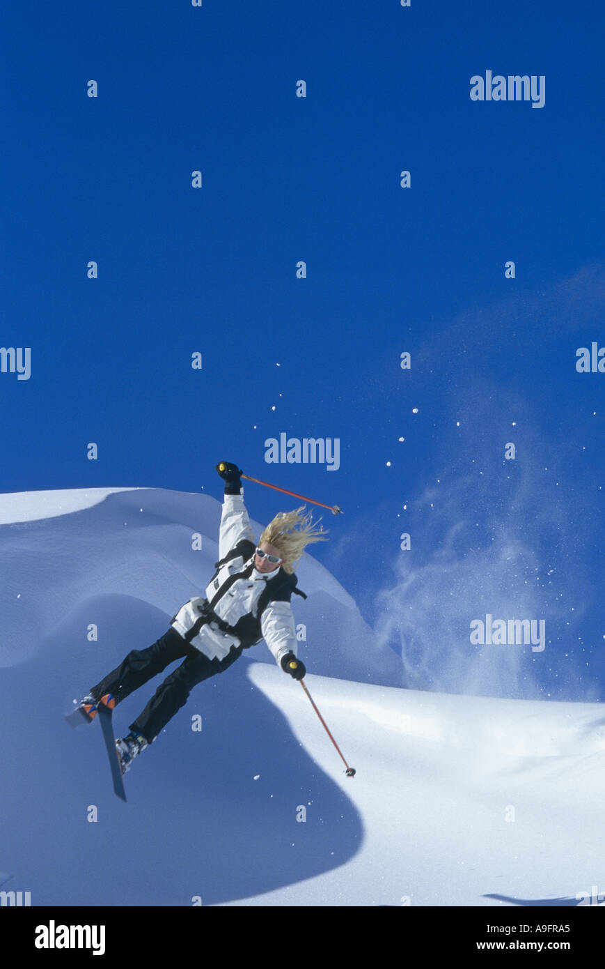 Skifahrerin springen in der Luft. Stockfoto