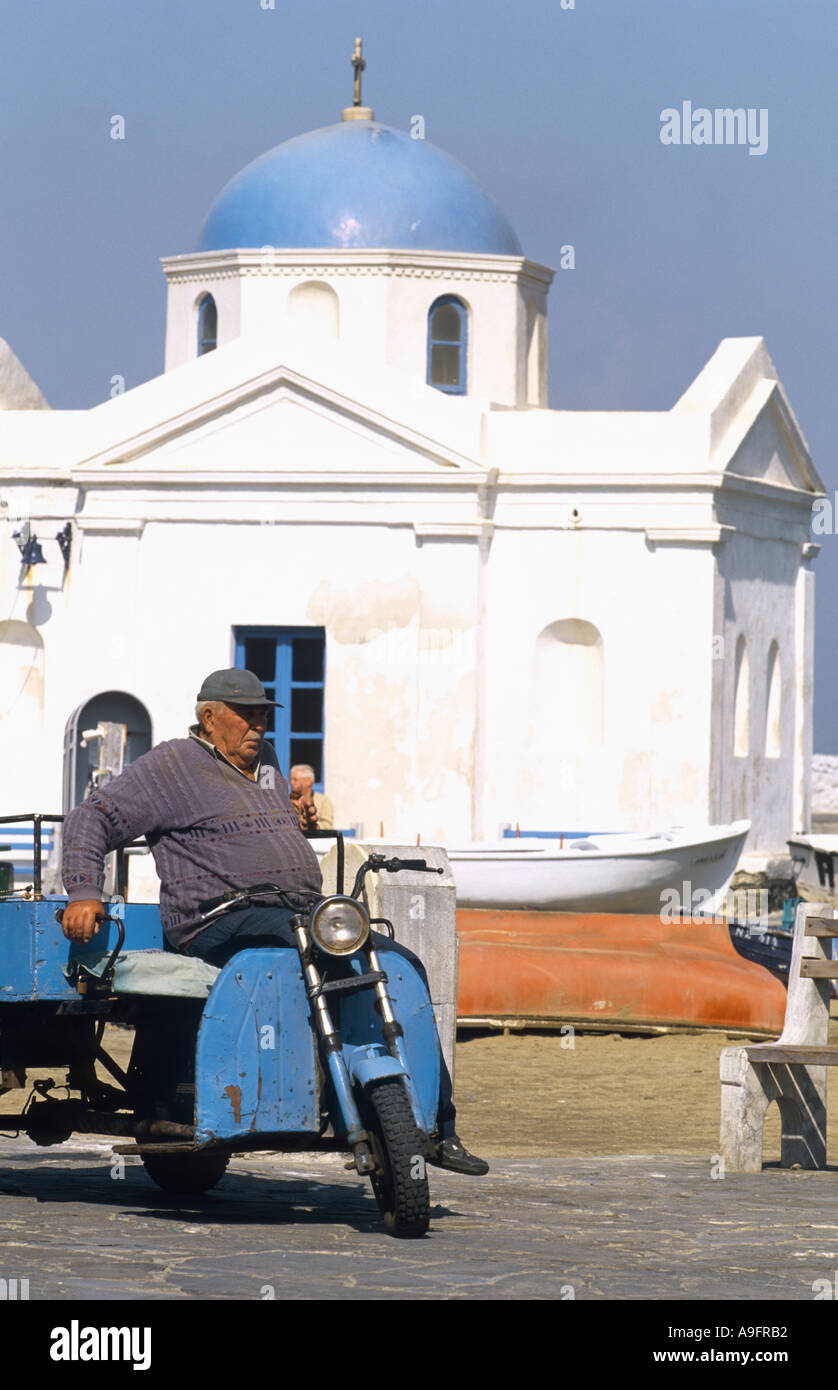 Mann mit Roller, mit Kirche hinter Griechenland, Mykonos. Stockfoto