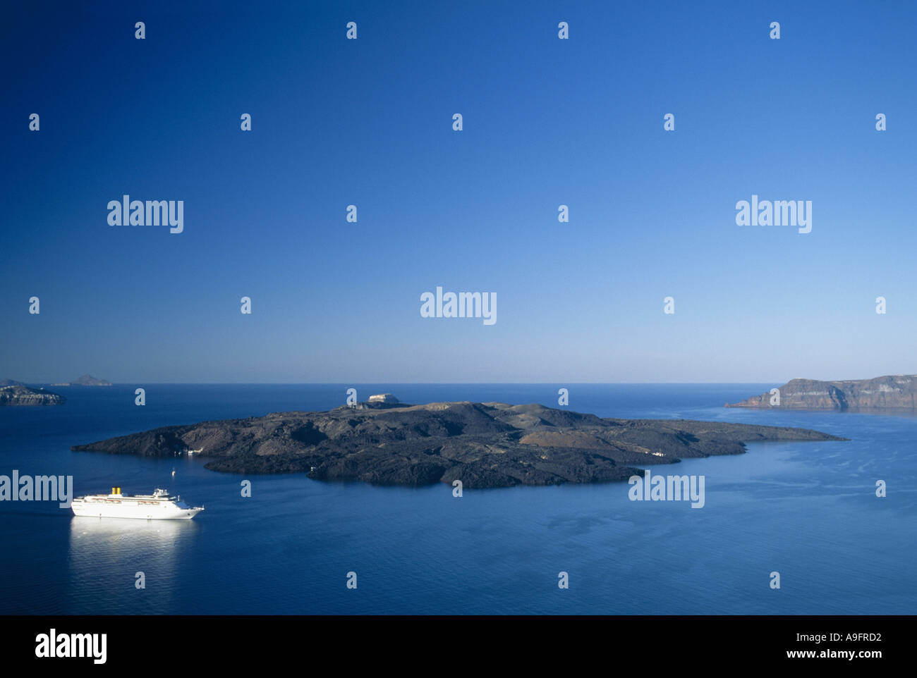 Kreuzfahrt Schiff vorne auf Santorin, Griechenland. Stockfoto