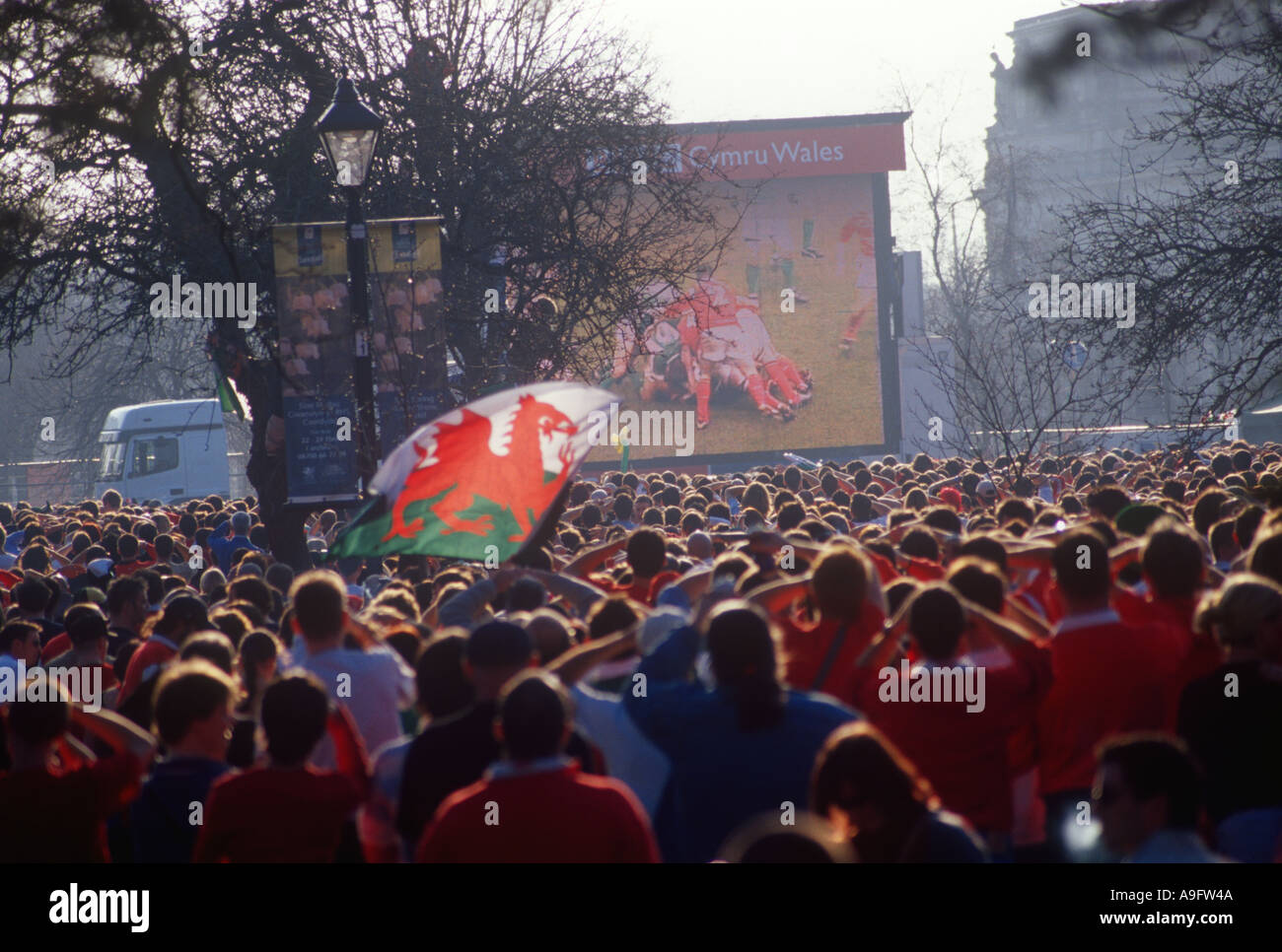 Rugby-Fans beobachten Wales und Irland Grand-Slam-Spiel 2005 Civic Centre Cardiff City South Wales Stockfoto