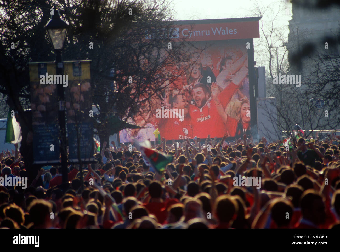 Rugby-Fans beobachten Wales und Irland Grand-Slam-Spiel 2005 Civic Centre Cardiff City South Wales Stockfoto