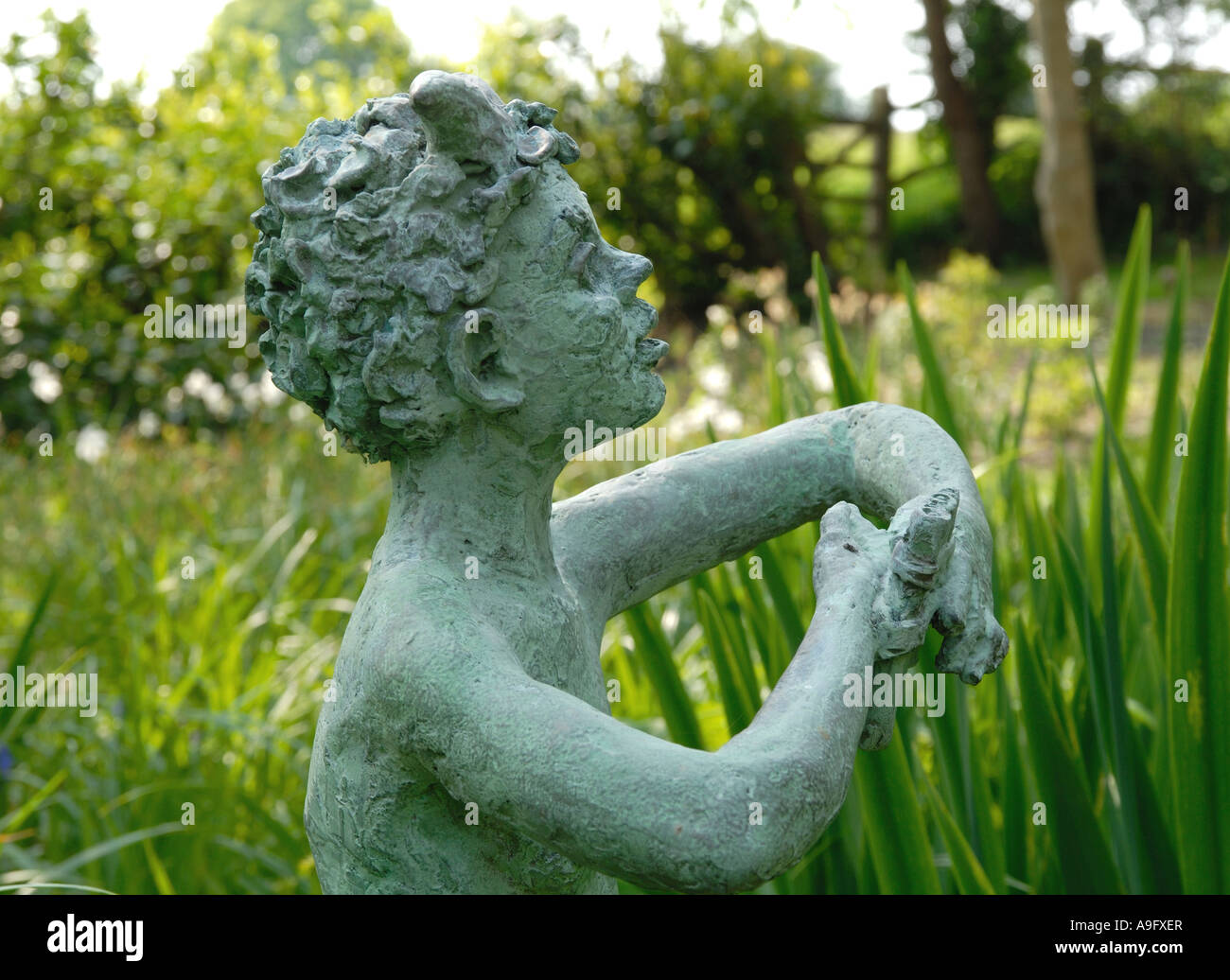 Statue von Pan in den Gärten von Pashley Manor, East Sussex Stockfoto