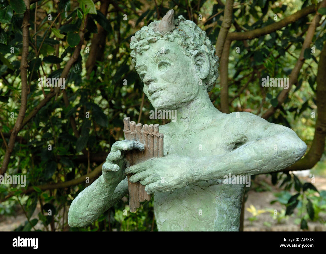 Statue von Pan in den Gärten Pashley Manor in East Sussex. Stockfoto